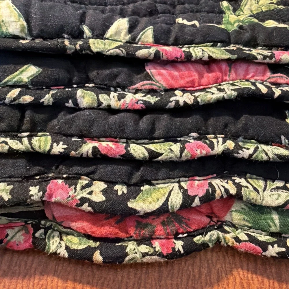 Set Of 6 Black Pink Rose Floral Quilted Placemats Reversible Scalloped Trim EUC
